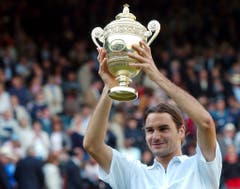 2004: Federer s. Roddick 4:6, 7:5, 7:6 (7:3), 6:4«Als ich auf den Platz lief, hatte ich schon kalte Hände. Ich spürte, wie gut Roddick spielen würde», sagt Federer nach dem Finals. Mehrmals wird die Partie wegen Regens unterbrochen, letztmals, als Federer im dritten Satz mit 2:4 hinten liegt. In der Kabine berät er sich mit seinem Physiotherapeuten, Pavel Kovac, und Freund Reto Staubli und beschliesst, mehr Serve-and-Volley zu spielen. Die Rechnung geht voll auf. Nach dem Matchball fällt Federer wieder auf die Knie. «Ich weinte auch diesmal». Als Titelhalter und Nummer 1 der Welt habe er mehr Druck verspürt als noch im Vorjahr.