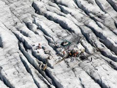 Mitglieder der Schweizer Armee bargen im September 2018 verschiedene Wrackteile vom Gauligletscher. (Bild: KEYSTONE/PETER KLAUNZER)