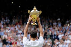2017: Federer s. Cilic 6:3, 6:1, 6:4Nach seinem Triumph bei den Australian Open und Turniersiegen in Indian Wells und Miami lässt Federer die Sandsaison komplett aus. Als er zurückkehrt,gewinnt er erst in Halle und triumphiert danach zum achten Mal in Wimbledon, aber das erste Mal, ohne ein Satz abzugeben. Bei den Männern ist er nun alleiniger Rekordsieger im Einzel. «Als ich 2001 Pete Sampras geschlagen habe, hatte ich gehofft, dass ich vielleicht irgendeinmal die Chance haben würde, im Final zu stehen, oder sogar das Turnier zu gewinnen. Aber acht Mal? Das schien unmöglich», sagt Federer.