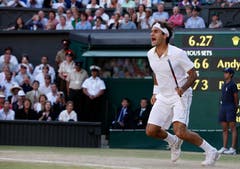 2009: Federer s. Roddick 5:7, 7:6 (8:6), 7:6 (7:5), 3:6, 16:14Roger Federer erlebt den Sommer seines Lebens. Im April heiratet er seine Freundin Mirka Vavrinec, im Juni gewinnt er die French Open und komplettiert damit seinen Karriere-Grand-Slam. Im Juli überholt er in Wimbledon mit seinem 15. Major-Titel den bisherigen Rekordhalter Pete Sampras. Zwei Wochen später wird Federer Vater der Zwillingsmädchen Charlene und Myla. Er gewinnt auch den dritten Wimbledon-Final gegen Andy Roddick. Mit 4:17 Stunden ist es der längste zwischen den beiden.. Nur einmal nimmt Feder Roddick den Aufschlag ab – zum 16:14 im fünften Satz.