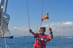Ansteuern von Santander nach der Überquerung der Biscaya. Christian Perret wechselt die Gästeflagge. (Bild: PD/Christian Perret)
