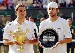 2004: Federer s. Roddick 4:6, 7:5, 7:6 (7:3), 6:4«Als ich auf den Platz lief, hatte ich schon kalte Hände. Ich spürte, wie gut Roddick spielen würde», sagt Federer nach dem Finals. Mehrmals wird die Partie wegen Regens unterbrochen, letztmals, als Federer im dritten Satz mit 2:4 hinten liegt. In der Kabine berät er sich mit seinem Physiotherapeuten, Pavel Kovac, und Freund Reto Staubli und beschliesst, mehr Serve-and-Volley zu spielen. Die Rechnung geht voll auf. Nach dem Matchball fällt Federer wieder auf die Knie. «Ich weinte auch diesmal». Als Titelhalter und Nummer 1 der Welt habe er mehr Druck verspürt als noch im Vorjahr.