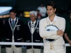 2008: Federer u. Nadal 4:6, 4:6, 7:6 (7:5), 7:6 (10:8), 9:7Der dritte Wimbledon-Final zwischen Federer und Nadal gilt als bestes Tennis-Spiel der Geschichte. Als Nadal um 21.17 Uhr den Matchball verwertet, bricht die Dunkelheit über London herein. Später wird das 4:48-Stunden-Epos zur Vorlage für das Buch «Strokes of Genius» - Geniestreiche. Und zehn Jahre später sogar verfilmt. Federer, der im Frühling unter dem Pfeifferschen Drüsenfieber gelitten hatte, sagt später, die Niederlage sei auch Folge des Final-Debakels in Paris im Monat zuvor gewesen, bei dem ihm Nadal nur vier Games überliess. Nach 65 Siegen auf Rasen, je fünf Titeln in Halle und Wimbledon verliert Federer erstmals wieder auf seiner bevorzugten Unterlage.