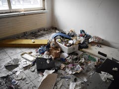 Das gleiche Haus bei der Räumung im Jahr 2017: Für ein solches Zimmer zahlten die Süchtigen 1100 Franken pro Monat. (Bild: KEYSTONE/WALTER BIERI)