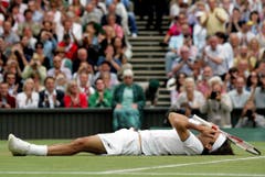 2005: Federer vs. Roddick 6:2, 7:6 (7:2), 6:4«Ich brauche jetzt erst einmal ein Bier», übt sich Andy Roddick nach der zweiten Final-Niederlage in Galgenhumor. «Roger ist der Beste der Welt und wird immer noch besser.» Auf dem Weg zum Titel gibt Roger Federer nur einen Satz ab und wird der dritte Spieler nach Björn Borg und Pete Sampras, der in Wimbledon drei Mal in Folge gewinnt. «Das ist wahrscheinlich der beste Match, den ich je gezeigt habe», sagt Federer. Am Tag darauf feiern ihn 3000 Basler auf dem Marktplatz.