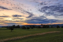 Farbiges Wolkengemälde bringt Morgenstimmung, in Girenmoos; Kirchberg. (Bild: Roland Hof)