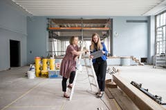 Das reformierte Kirchenzentrum der Lukaskirche wird umfassend saniert. Im Bild: Die kantonale Denkmalpflegerin Cony Grünenfelder und Nicole Signer vom Kirchenvorstand (blau) im Lukassaal. (Bild: Manuela Jans-Koch, Luzern, 11. Juli 2019)