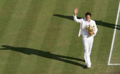 2007: Federer s. Nadal 7:6 (9:7), 4:6, 7:6 (7:3), 2:6, 6:2Erneut geht Roger Federer mit der Hypothek eines kurz zuvor verlorenen French-Open-Finals ins Duell mit Erzrivale Nadal. Und erstmals muss er auch in Wimbledon ernsthaft um seine Vormachtsstellung bangen. Doch nach einem Fünfsatz-Sieg wird er zum zweiten Spieler neben dem Schweden Björn Borg, der in Wimbledon fünf Mal in Folge gewinnt. Ehrfürchtig sagt er nach dem Sieg: «Rafa wird immer besser. Ich nehme jeden Titel, den ich bekomme.» Im Publikum sitzen neben Borg John McEnroe, Jimmy Connors und Boris Becker. «Daran werde ich mich immer erinnern», sagt Federer.