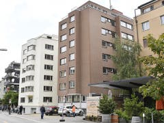 Eines der ehemaligen Gammelhäuser im Zürcher Langstrassenquartier. In der kommenden Woche werden hier wieder Süchtige einziehen. Neu werden sie aber von der Stadt überwacht. (Bild: KEYSTONE/WALTER BIERI)
