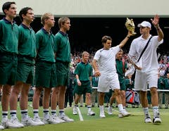 2005: Federer vs. Roddick 6:2, 7:6 (7:2), 6:4«Ich brauche jetzt erst einmal ein Bier», übt sich Andy Roddick nach der zweiten Final-Niederlage in Galgenhumor. «Roger ist der Beste der Welt und wird immer noch besser.» Auf dem Weg zum Titel gibt Roger Federer nur einen Satz ab und wird der dritte Spieler nach Björn Borg und Pete Sampras, der in Wimbledon drei Mal in Folge gewinnt. «Das ist wahrscheinlich der beste Match, den ich je gezeigt habe», sagt Federer. Am Tag darauf feiern ihn 3000 Basler auf dem Marktplatz.