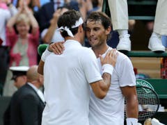 Für einmal war wieder Federer der bessere: Der Schweizer gewann 16 von 40 Partien gegen Nadal (Bild: KEYSTONE/AP/BEN CURTIS)
