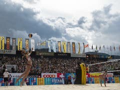 Nina Betschart serviert im Stadion von Gstaad (Bild: KEYSTONE/PETER SCHNEIDER)