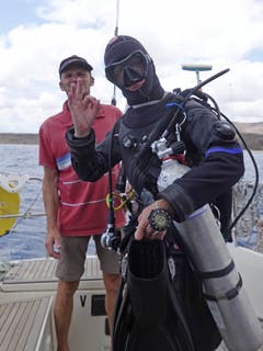 Auf Lanzarote verklemmte sich der Anker der Tringa an einem Felsen. Nach 40 Minuten Tauchen löste der einheimische Profitaucher den Anker der Tringa. (Bild: PD/Christian Perret)
