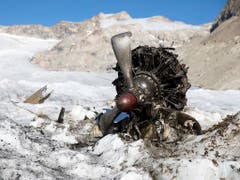Einige Teile des Wracks konnten bereits 2018 geborgen worden. Wann und wo der Rest des Flugzeugs aus dem Eis des Gaulgletschers auftauchen wird, haben ETH-Forscher berechnet. (Bild: KEYSTONE/PETER KLAUNZER)