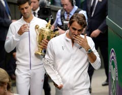 2015: Federer u. Djokovic 6:7 (1:7), 7:6 (12:10), 4:6, 3:6Auf dem Weg in den Final gibt Federer wieder nur einen Satz ab. Im Startsatz des Finals gegen Titelverteidiger Novak Djokovic verspielt er eine Breakführung. «Ich spielte gut, aber Novak war grossartig», sagt Federer, der vom Publikum frenetisch unterstützt wird. «Gegen Novak darf man verlieren. Trotzdem werde ich jetzt nicht beginnen, das zu akzeptieren. Ich habe bewiesen, dass ich einer der wenigen Spieler bin, die ihn schlagen können.» Für Djokovic ist es der dritte Wimbledon-Titel.