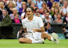2012: Federer s. Murray 4:6, 7:5, 6:3, 6:4Auf dem Weg zum bislang letzten Sieg in Wimbledon erlebt Roger Federer zahlreiche bange Momente. In der dritten Runde macht er einen 0:2-Satzrückstand gegen Julien Benneteau wett. In den Viertelfinals macht ihm ein blockierter Rücken zu schaffen. Im Halbfinal schaltet er Titelverteidiger Novak Djokovic aus. Im Final, der wegen Regens unterbrochen und unter geschlossenem Dach beendet wird, setzt sich Federer gegen Andy Murray durch und wird wieder die Nummer eins der Welt.