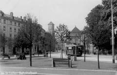 Das St.Galler Bahnhofpärklein mit Tram ums Jahr 1930.