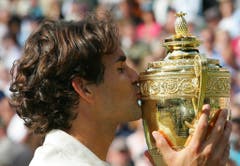 2006. Federer s. Nadal 6:0, 7:6 (7:5), 6:7 (2:7), 6:3Federer steht im Zenit seines Schaffens. Er gewinnt zum dritten Mal in Folge mehr als zehn Turniere in einem Jahr und weist Ende Jahr eine 92:5-Siegbilanz auf. Auf dem Weg zum vierten Wimbledon-Titel gibt er nur im Final gegen seinen Erzrivalen Rafael Nadal einen Satz ab, gegen den er in diesem Jahr zuvor alle Duelle verloren hatte, unter anderem einen Monat zuvor im Final der French Open, dem ersten zwischen den beiden auf Grand-Slam-Stufe. «Es war schrecklich eng», sagt Federer nach dem vierten Triumph in Folge. Federer: «Das war das beste Grand-Slam-Turnier meiner Karriere.»