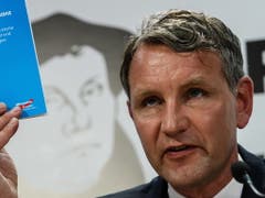 Björn Höckes Rechtsaussengruppierung «Flügel» ist es offenbar gelungen, das innerparteiliche Kriegsbeil in der AfD mit Bundestags-Fraktionschefin Alice Weidel zu begraben. (Bild: KEYSTONE/EPA/CLEMENS BILAN)