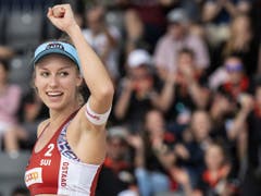 Nina Betschart streckt die Faust in den Himmel: Sieg und Viertelfinal-Qualifikation in Gstaad (Bild: KEYSTONE/PETER SCHNEIDER)
