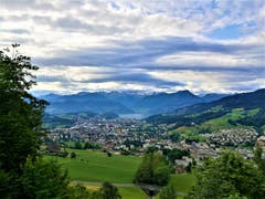 Traumhafte Aussicht, trotz vielen Wolken und einigen Sonnenstrahlen mit Ausblick auf Kriens/LU und den Vierwaldstättersee. (Bild: Urs Gutfleisch, Sonnenberg, 12. Juli 2019)