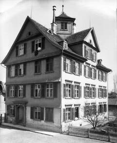 Und gleich nochmals das Alte Bürgli, diesmal das Sommerhaus. Auch es wurde 1915 für den Neubau des Historischen Museums abgebrochen.