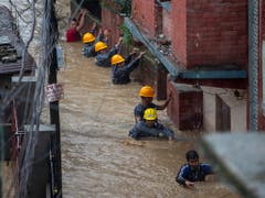 Die Polizei evakuiert Bewohner von überfluteten Häusern in Kathmandu. (Bild: KEYSTONE/EPA/NARENDRA SHRESTHA)
