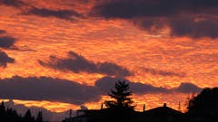 Der Abend verabschiedet sich feurig. (Bild: Josef Lustenberger, Wolhusen, 12. Juli 2019)