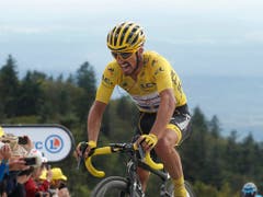 Julian Alaphilippe erobert sich in der 8. Etappe der Tour de France das gelbe Leadertrikot zurück, das er zwei Tage zuvor verloren hatte (Bild: KEYSTONE/AP/THIBAULT CAMUS)