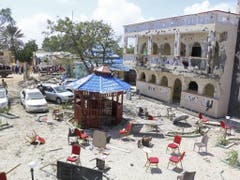 Unter den Getöteten seien zwei US-Bürger, ein Brite, ein Kanadier, drei Tansanier und drei Kenianer, hiess es. Die islamistische Al-Shabaab-Miliz beanspruchte den Anschlag für sich. (Bild: Keystone/AP)