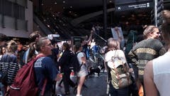 Später skandierten die Aktivisten Parolen in Sprechchören. (Bild: flugstreik.earth)