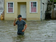 Waten in hüfthohem Wasser: «Barry» hat auch in Mandeville im US-Bundesstaat Louisiana für viel Regen gesorgt. (Bild: KEYSTONE/FR 170690AP/MATTHEW HINTON)