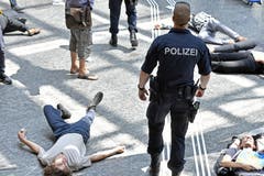 Die Polizei war bei der wenige Minuten dauernden Aktion zugegen. (Bild: KEYSTONE/Walter Bieri)