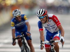Die beiden Franzosen Thibaut Pinot (rechts) und Julian Alaphilippe überqueren als Zweiter und Dritter die Ziellinie (Bild: KEYSTONE/EPA/YOAN VALAT)