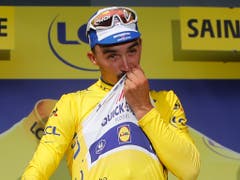 Julian Alaphilippe freut sich über die Rückeroberung des Leadertrikots (Bild: KEYSTONE/AP/CHRISTOPHE ENA)
