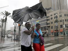 Kampf gegen Wind und Regen von «Barry» in New Orleans. (Bild: KEYSTONE/AP/DAVID J. PHILLIP)