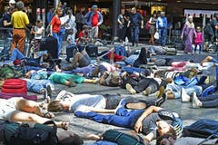 Weitere Bilder der Aktion. (Bild: KEYSTONE/Walter Bieri)