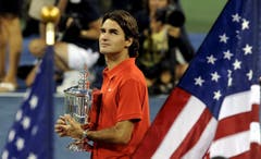 US Open 2008: Federer s. Murray 6:2, 7:5, 6:22008 war nicht das beste Jahr für Roger Federer, und doch holt er auch dann einen Grand-Slam-Titel. Just in jenem Moment, in dem ihn bereits die ersten abschrieben. Rafael Nadal ist 2008 das Mass aller Dinge verliert aber überraschend im US-Open-Halbfinal gegen Andy Murray. Federer schlägt jenen Murray im Final diskussionslos und holt sich den Titel. Von einer Krise zuvor will er nichts wissen. «Ich hatte nie das Gefühl, hier gewinnen zu müssen, um etwas zu beweisen. Ich stand in diesem Jahr oft vor grossen Siegen, darum war ich nie wirklich besorgt. Ich bin glücklich darüber gezeigt zu habe, dass die Dinge für mich nicht so schlecht stehen, wie einige dachten. »