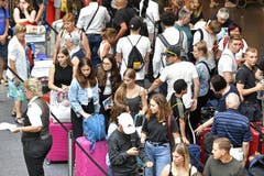 Beginn der Sommerferien: Am Samstag herrschte Grossandrang am Zürcher Flughafen. (Bild: KEYSTONE/Walter Bieri)