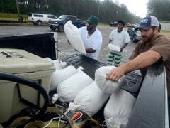 Mit Sandsäcken gegen den Regen von «Barry»: Im US-Bundesstaat Mississippi wappnen sich die Bürger. (Bild: KEYSTONE/AP The Enterprise-Journal/MATT WILLIAMSON)