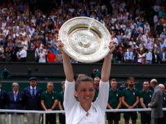 Simona Halep hält die Venus Rosewater Dish in die Höhe (Bild: KEYSTONE/EPA/NIC BOTHMA)
