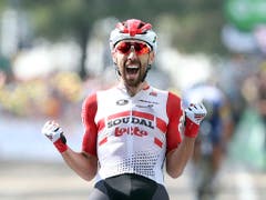 Der Belgier Thomas de Gendt bejubelt seinen zweiten Etappensieg im Rahmen der Tour de France nach 2016 (Bild: KEYSTONE/AP/THIBAULT CAMUS)