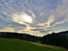 Nein, das ist keine UFO-Erscheinung, sondern einfach ein wunderbares Sonnen- und Wolkenspiel. (Bild: Urs Gutfleisch, Malters, 12. Juli 2019)