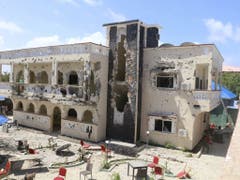 Das Asasey Hotel in Kismayo nach dem Anschlag, bei dem über zwei Dutzend Menschen ums Leben kamen. (Bild: Keystone/AP)