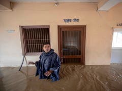 Ein Polizist vor einer überfluteten Gefängniszelle in Nepals Hauptstadt Kathmandu. (Bild: KEYSTONE/EPA/NARENDRA SHRESTHA)