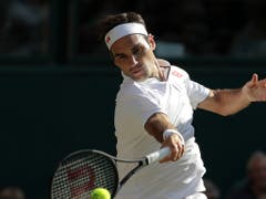 Roger Federer (im Bild) verlor acht der letzten zehn Duelle gegen Novak Djokovic (Bild: KEYSTONE/AP/BEN CURTIS)