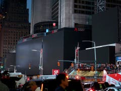 Am Times Square in New York gingen am frühen Samstagabend die Lichter aus. (Bild: KEYSTONE/FR171676 AP/MICHAEL OWENS)