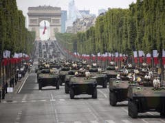 Fast 200 Fahrzeuge, darunter auch Panzer, präsentierten sich auf der Champs-Elysées. (Bild: Keystone/EPA/IAN LANGSDON)