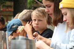 Gemeinsames Wienerli im Teig. (Lagerbild: Pfadi Reuss, Wölfe, 11. Juli 2019)