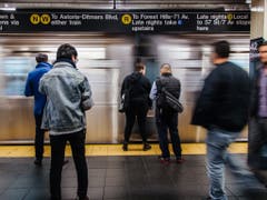 Vom Stromausfall in New York betroffen waren auch mehrere U-Bahnstationen. (Bild: KEYSTONE/EPA/ALBA VIGARAY)